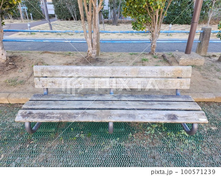 公園の木製のベンチ 公園の木製のベンチ 100571239