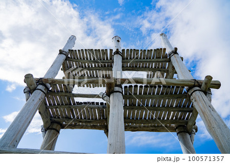 世界文化遺産 三内丸山遺跡 大型掘立柱建物 六本柱建物(青森県青森市) 世界文化遺産 三内丸山遺跡 大型掘立柱建物 六本柱建物(青森県青森市) 100571357