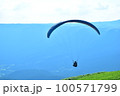 空を飛ぶグライダー 100571799