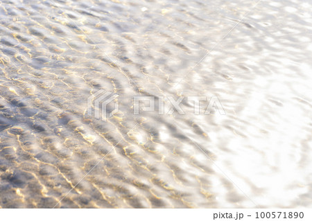 水面　反射　透き通る海　浅瀬 100571890