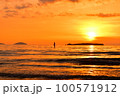 夕陽の中漕ぐ人 100571912