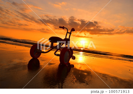 夕陽と三輪車 100571913