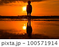 夕陽に向かう少年 100571914