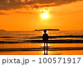 夕陽に向かう少年 100571917