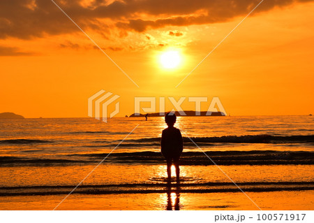 夕陽に向かう少年 100571917