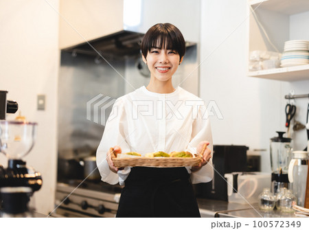 カフェ スタッフ カフェ スタッフ 100572349