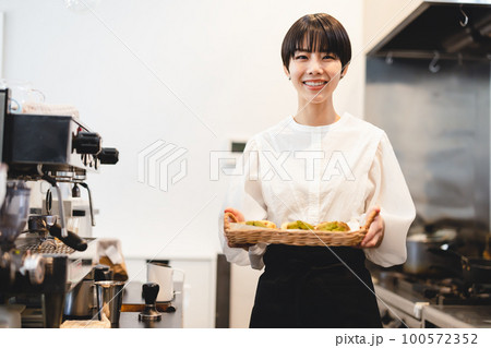 カフェ スタッフ カフェ スタッフ 100572352