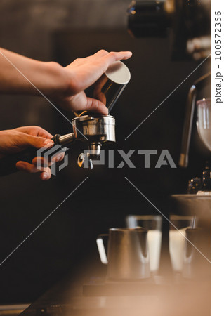 カフェ スタッフ 手元 カフェ スタッフ 手元 100572356