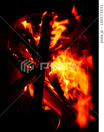 上から見た焚火 100573031