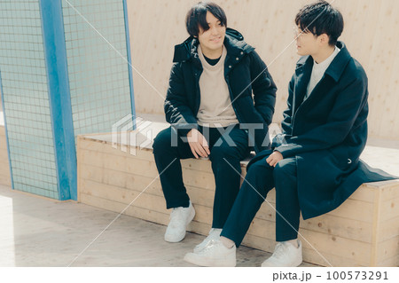 男子大学生が公園で話をしている写真 100573291