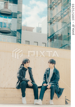 男子大学生が公園で話をしている写真 100573293