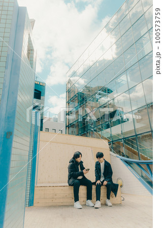 男子大学生が公園でスマホを触っている写真 男子大学生が公園でスマホを触っている写真 100573759