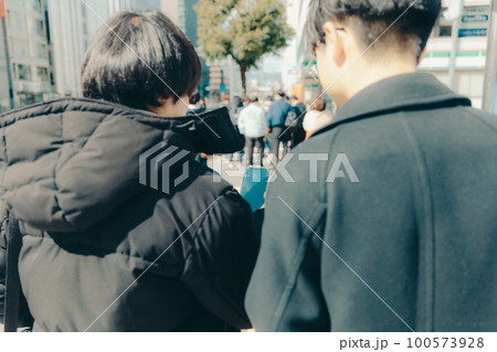 男子大学生が街中で歩いている写真 100573928