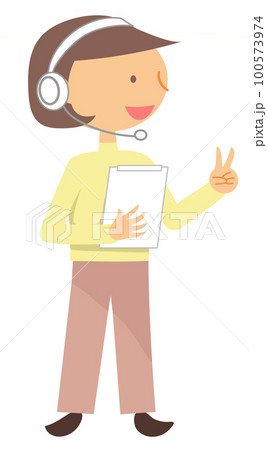 黄色シャツを着て指示を出すテレビ局のディレクター 100573974