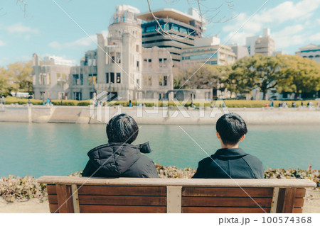 男子大学生が観光している写真 100574368