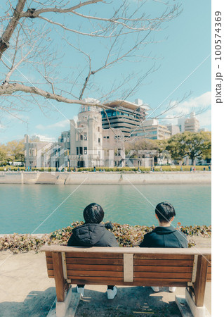 男子大学生が観光している写真 100574369