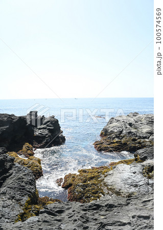 神奈川県三浦市城ヶ島 岩場の風景 神奈川県三浦市城ヶ島 岩場の風景 100574569