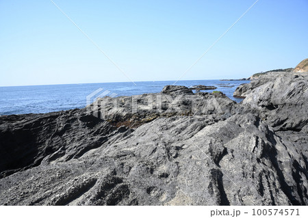 神奈川県三浦市城ヶ島 岩場の風景 神奈川県三浦市城ヶ島 岩場の風景 100574571