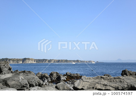 神奈川県三浦市城ヶ島 岩場の風景 100574597