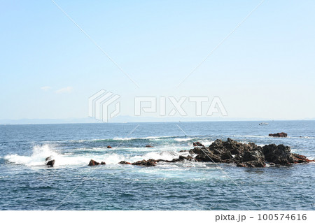 神奈川県三浦市城ヶ島 岩場の風景 神奈川県三浦市城ヶ島 岩場の風景 100574616