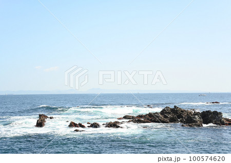 神奈川県三浦市城ヶ島 岩場の風景 神奈川県三浦市城ヶ島 岩場の風景 100574620