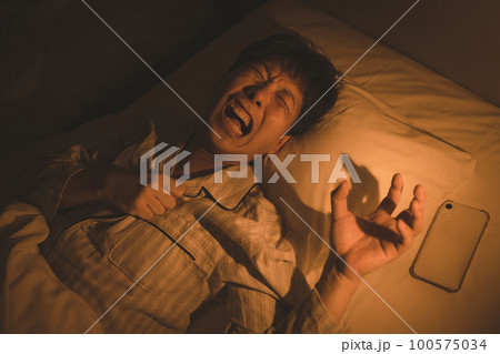 寝室の40代男性 100575034