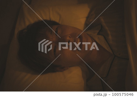 寝室と40代男性 100575046