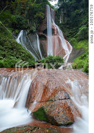 群馬県/ 個性派「嫗仙の滝(おうせんの滝)」 群馬県/ 個性派「嫗仙の滝(おうせんの滝)」 100576759