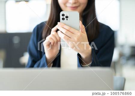 女性、スマホ、パーツ、OL、キャリアウーマン、キャリアレディ、ビジネスウーマン、ビジネスマン、会社員 100576860