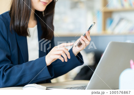 女性、スマホ、パーツ、OL、キャリアウーマン、キャリアレディ、ビジネスウーマン、ビジネスマン、会社員 100576867