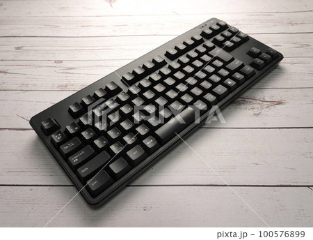 黒い無線キーボード（斜め配置・木目調） 100576899