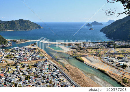 銚子川・船津川の河口を望む(高丸山登山道から)　【三重県北牟婁郡紀北町】 100577203
