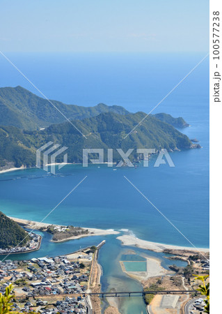 銚子川・船津川の河口を望む(高丸山山頂から)　【三重県北牟婁郡紀北町】 100577238
