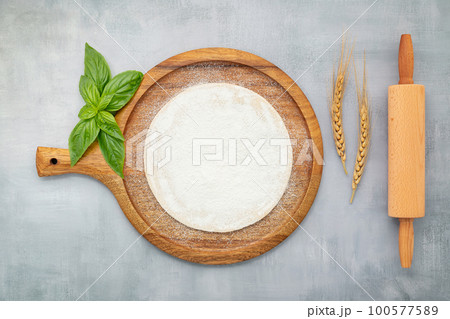 Empty wooden pizza platter set up on grey concrete. Pizza tray on grey concrete background flat lay and copy space. 100577589