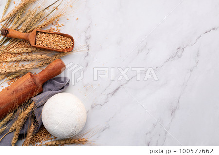 Wheat ears and wheat grains set up on marble background. Top view and copy space 100577662