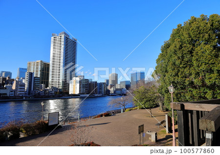 東京都市風景　隅田川テラス　佃公園 100577860