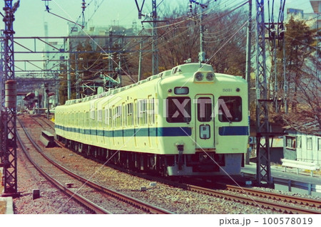 地上時代の成城学園前から祖師ヶ谷大蔵に向かう小田急・旧5000形4両5051F、1976年3月21日 地上時代の成城学園前から祖師ヶ谷大蔵に向かう小田急・旧5000形4両5051F、1976年3月21日 100578019