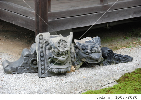 庭に置かれた「鬼瓦」（南禅寺／京都市左京区南禅寺福地町） 100578080