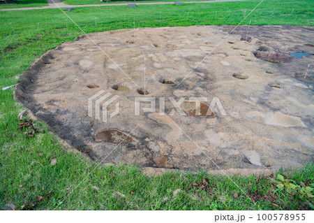 世界文化遺産 三内丸山遺跡 竪穴建物跡(青森県青森市) 世界文化遺産 三内丸山遺跡 竪穴建物跡(青森県青森市) 100578955