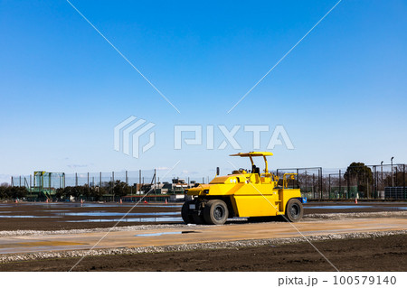 工事現場　転圧作業用　重機タイヤローラー 100579140