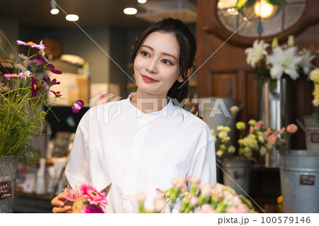 花屋で働く女性 100579146