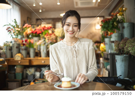 カフェでくつろぐ若い女性 カフェでくつろぐ若い女性 100579150