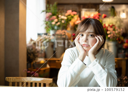 若い女性 若い女性 100579152