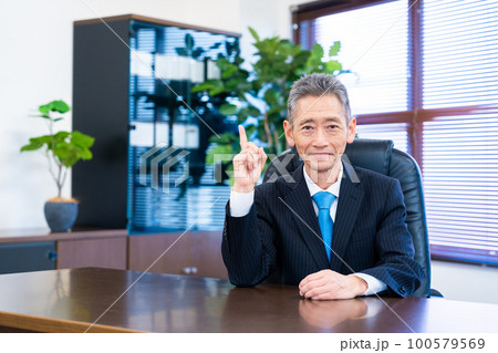 指をさす役員の男性 100579569
