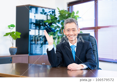 指をさす役員の男性 100579572