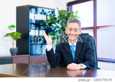 指をさす役員の男性 指をさす役員の男性 100579575
