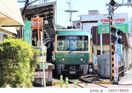 江ノ電電車 腰越駅に到着 江ノ電電車 腰越駅に到着 100579609