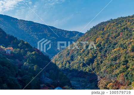 【京都の景観】嵐山渡月橋の秋 【京都の景観】嵐山渡月橋の秋 100579719