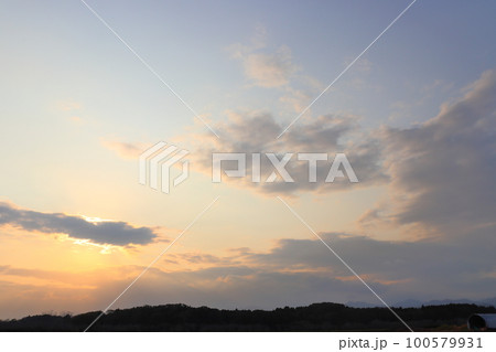 夕暮れ空 雲 夕陽 畑地 林 夕暮れ空 雲 夕陽 畑地 林 100579931