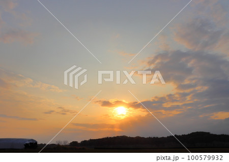 夕暮れ空　雲　夕日　畑地　林 100579932